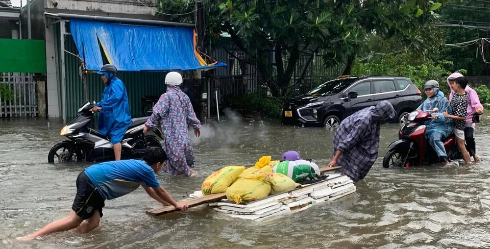 Một khu dân cư ở TP Phú Quốc bị ngập nặng trong cơn mưa ngày 19-9