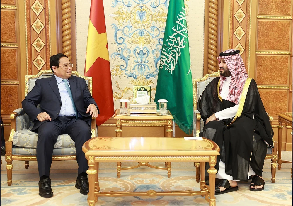 Thủ tướng Phạm Minh Chính gặp Hoàng Thái tử kiêm Thủ tướng Vương quốc Saudi Arabia Mohammed Bin Salman. Ảnh: TTXVN