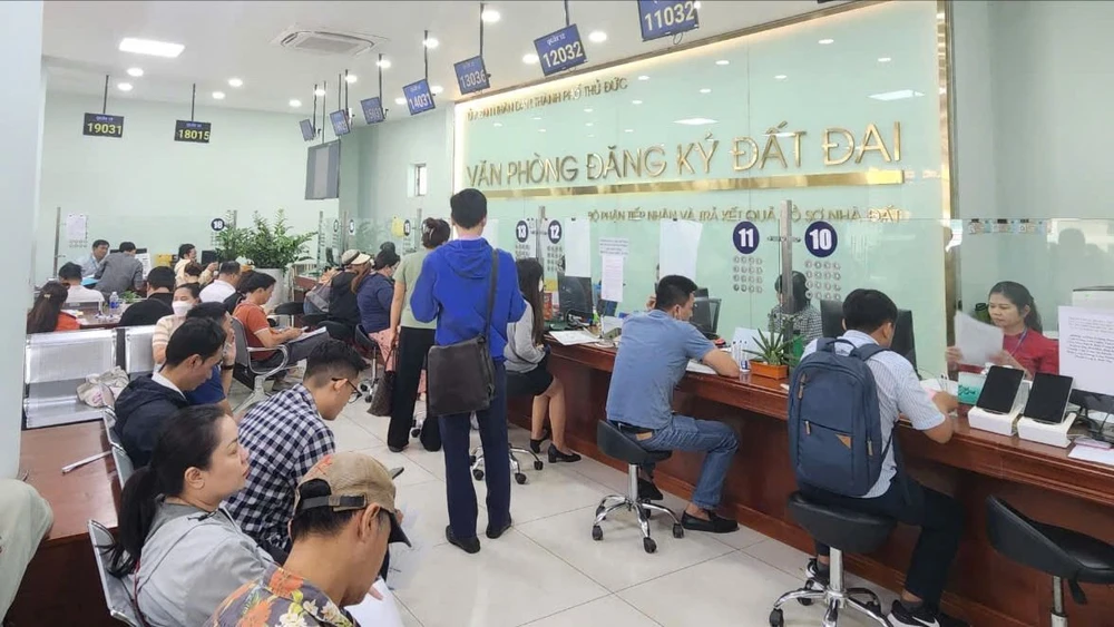 Người dân đến làm hồ sơ đất đai tại Văn phòng Đăng ký đất đai TP Thủ Đức, chiều 31-10. Ảnh: ĐỨC TRUNG