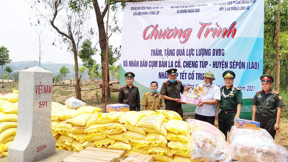 Những người lính của Đồn Biên phòng Hướng Lập giúp đỡ người dân hai bên biên giới Việt - Lào tạo nên một dải biên cương no ấm