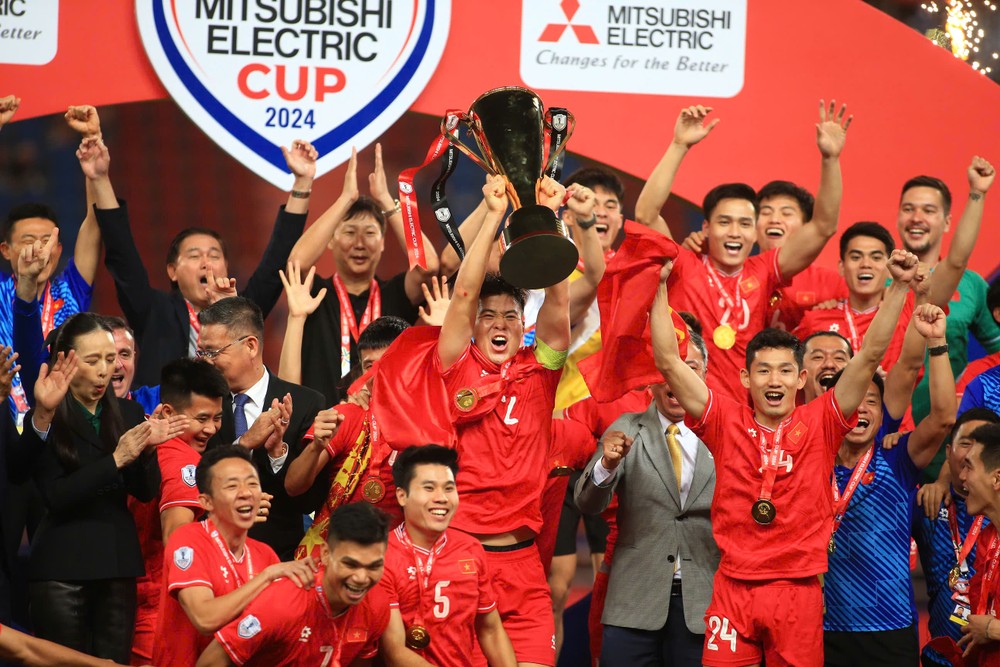 Vietnamese footballers are excited after the thrilling win