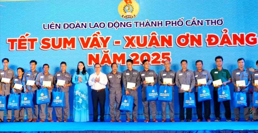 Chợ Tết công đoàn ở TP Cần Thơ: Mang Tết đến cho công nhân khó khăn