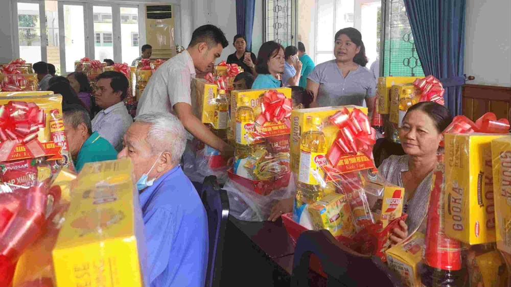 Trao quà đến hội viên nông dân có hoàn cảnh khó khăn trên địa bàn huyện Hóc Môn. Ảnh: ĐỨC TRUNG