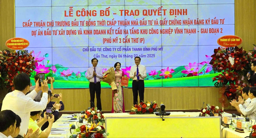 Lãnh đạo TP Cần Thơ tặng hoa chúc mừng và trao quyết định chấp thuận chủ trương đầu tư, giấy chứng nhận đăng ký đầu tư cho đại diện chủ đầu tư