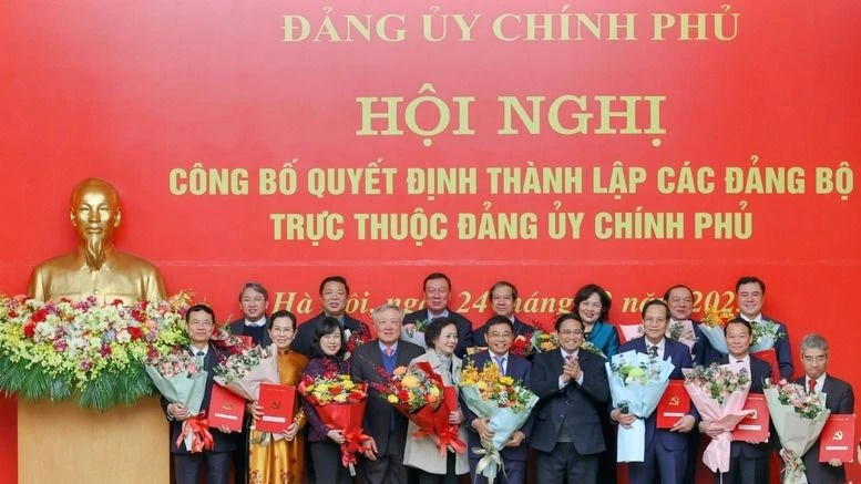 Thủ tướng Phạm Minh Chính trao quyết định thành lập 15 đảng bộ trực thuộc Đảng ủy Chính phủ. Ảnh: VIẾT CHUNG