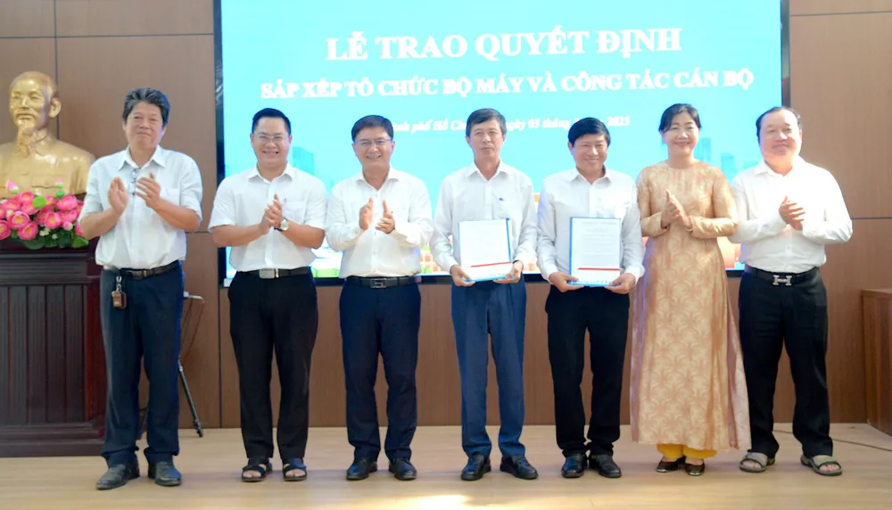 Đồng chí Nguyễn Mạnh Cường và đồng chí Nguyễn Thị Bạch Mai trao quyết định thành lập Phòng Đoàn thể và các hội 78b29195-2ed5-4bd9-b34a-8146ac681622.jpg