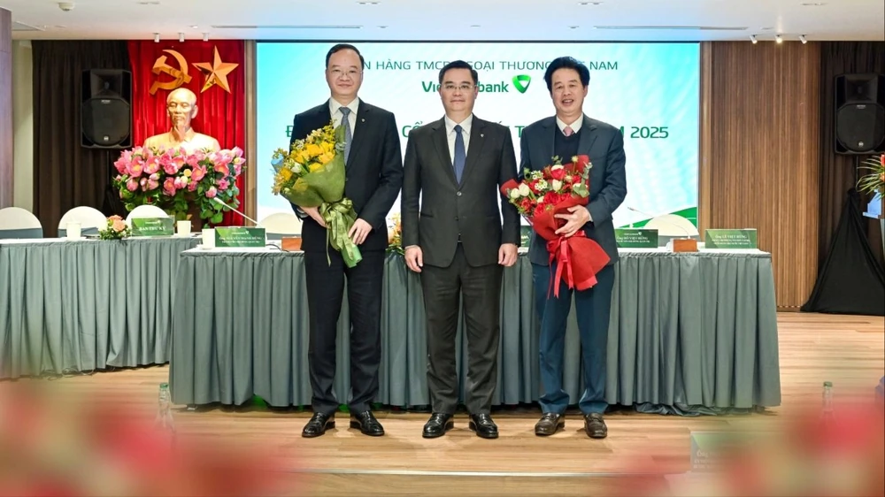 Ông Nguyễn Thanh Tùng, Chủ tịch HĐQT Vietcombank (đứng giữa) tặng hoa chúc mừng ông Lê Quang Vinh, Phó Tổng Giám đốc phụ trách Ban Điều hành (bên trái) và tặng hoa tri ân ông Nguyễn Mỹ Hào, nguyên Thành viên HĐQT Vietcombank nhiệm kỳ 2023 - 2028 (bên phải)