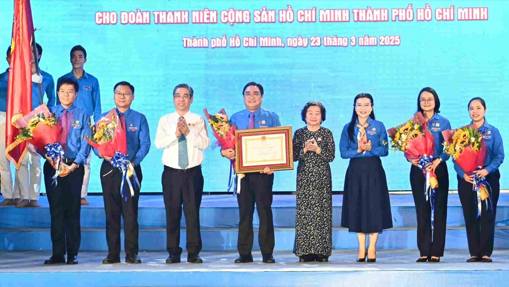 Đồng chí Trương Mỹ Hoa cùng đồng chí Nguyễn Phước Lộc trao Huân chương Lao động hạng Ba của Chủ tịch nước đến Đoàn TNCS Hồ Chí Minh TPHCM. Ảnh: VIỆT DŨNG