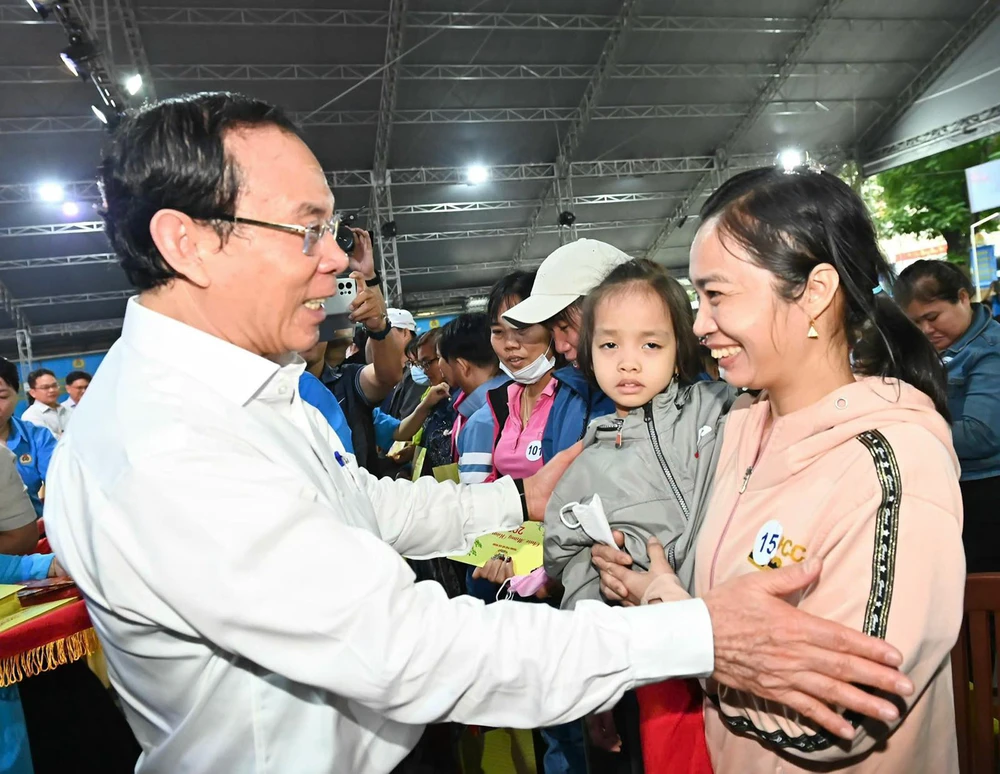 Bí thư Thành ủy TPHCM Nguyễn Văn Nên thăm hỏi công nhân, người lao động trong dịp Tết Ất Tỵ 2025. Ảnh: VIỆT DŨNG 0-02-06-b09b09101df50a6ef02ce6e63d94f121327151565e9e4df9bcdc3bea30ff0d02_b029f09876708139.jpg