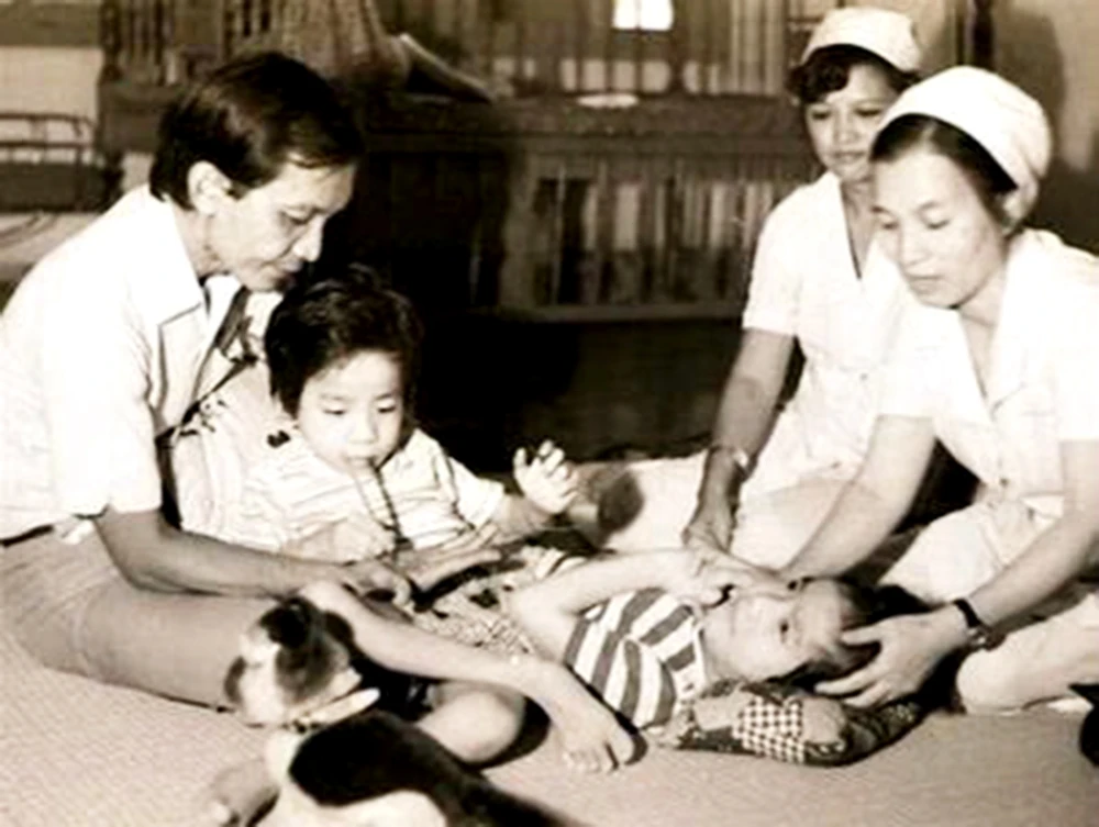 BS Trần Đông A (bên trái) và anh em Nguyễn Việt - Nguyễn Đức, năm 1988 Ảnh: NGUYỄN CÔNG THÀNH 0-02-06-bf9e9f61558bceaba7cbb45f3e7ae84a065245c3892e4d4d15a5ead16f11b9be_3a85f618cef86cd4.jpg