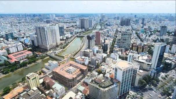 Khu phố tài chính - ngân hàng của Sài Gòn hình thành từ cuối thế kỷ 19 đến nay còn dấu tích nằm giữa Bến Chương Dương (đại lộ Võ Văn Kiệt và đại lộ Hàm Nghi} với kiến trúc tiêu biểu là tòa nhà Ngân hàng Đông Dương (nay là Ngân hàng Nhà nước) có mái ngói đỏ chiếm 4 mặt đường. Ảnh: PHÚC TIẾN 28- Phố Wall Sài Gòn 150 năm trước-TT-PT6122.png