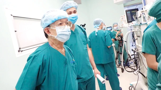 GS-TS Trần Đông A (bìa trái) tham gia cố vấn chuyên môn cho ca mổ tách 2 bé Diệu Nhi - Trúc Nhi (năm 2020). Ảnh: HOÀNG HÙNG GS-TS Trần Đông A - tham gia cố vấn chuyên môn cho ca đại phẫu thuật có mặt tại bệnh viện để theo dõi ca mổ Ảnh HOÀNG HÙNG.jpg