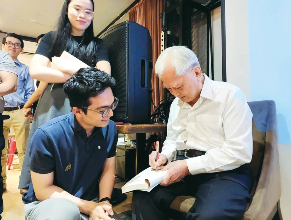 Ông Bùi Kiến Thành ký tặng sách các bạn trẻ mến mộ, tháng 1-2025. Ảnh: MAI HOA IMG_20250324_103259.jpg