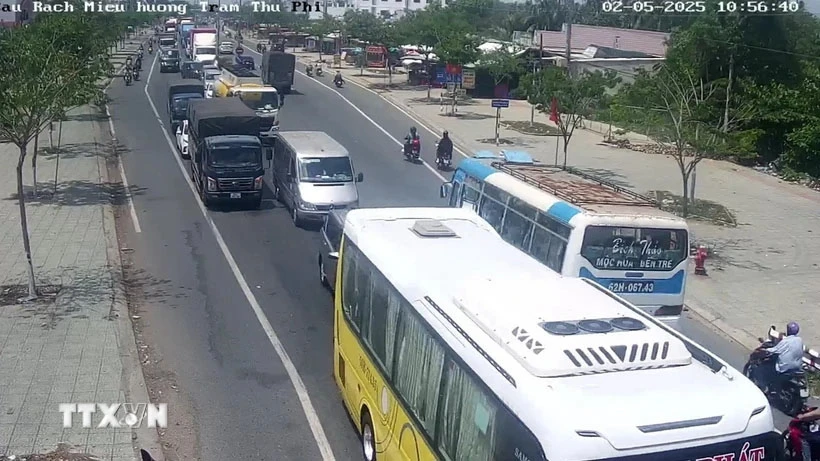 Các dòng xe ô tô "rồng rắn" nối đuôi nhau trên Quốc lộ 60 để di chuyển qua cầu Rạch Miễu vào lúc 10 giờ 56 phút, ngày 2-5. Ảnh: TTXVN cau rach mieu.jpg
