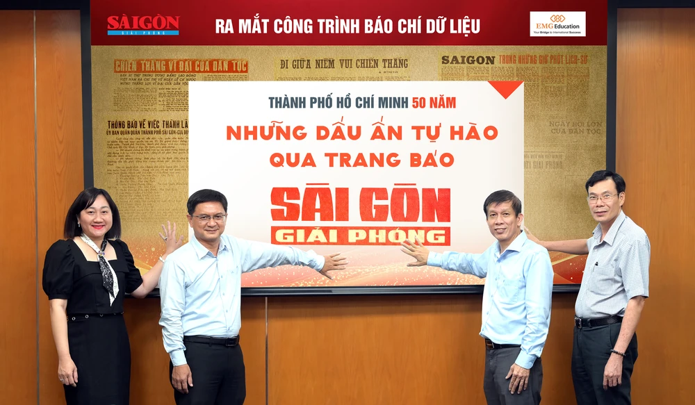 Trưởng Ban Tuyên giáo và Dân vận Thành ủy TPHCM Nguyễn Mạnh Cường cùng Ban Biên tập Báo Sài Gòn Giải Phóng thực hiện nghi thức ra mắt công trình báo chí dữ liệu. Ảnh: LÊ MINH Anh3-2-5. Báo chí dữ liệu 1.jpg