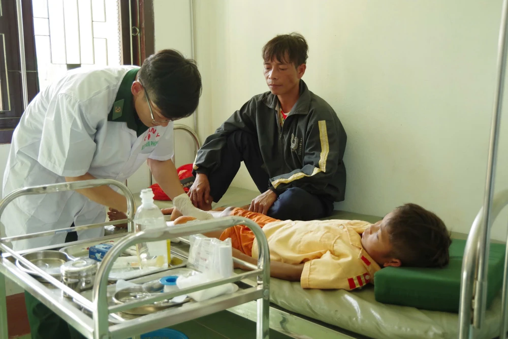 Khám chữa bệnh cho người dân nước bạn Lào tại Trạm xá quân dân y A Đớt (xã A Đớt, huyện A Lưới, TP Huế) - một trong số 17 Trạm xá quân dân y do Báo SGGP tài trợ xây dựng ở Trường Sơn. Ảnh: VĂN THẮNG CN3c.jpg