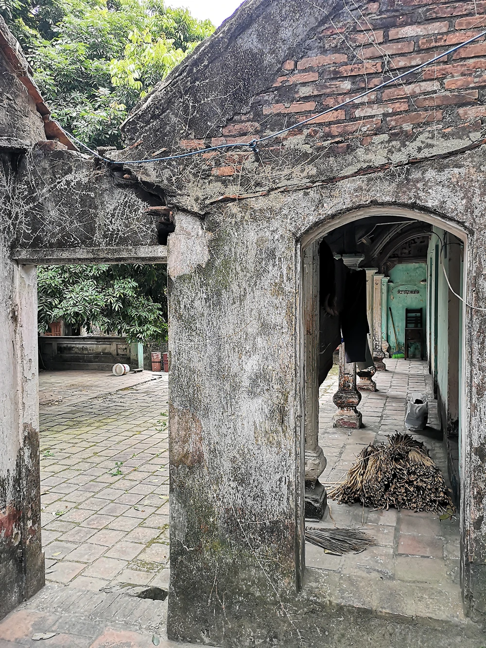 Mái hiên xưa luôn chất chứa nhiều kỷ niệm. Ảnh: XUÂN THÂN CN4 tan van.jpg