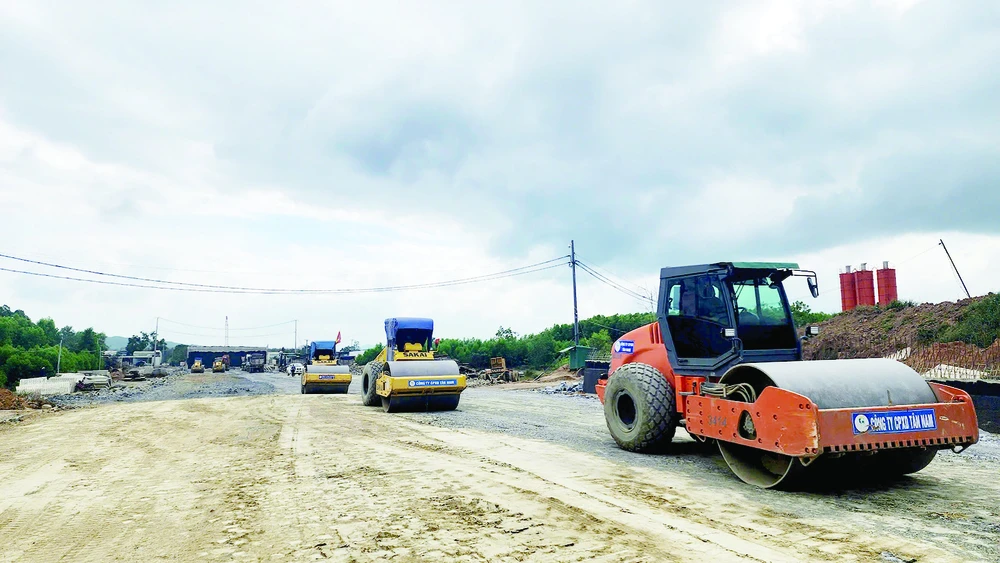 Đắk Lắk đang đẩy nhanh tiến độ thi công dự án thành phần 3, tuyến cao tốc Khánh Hòa - Buôn Ma Thuột. Ảnh: MAI CƯỜNG