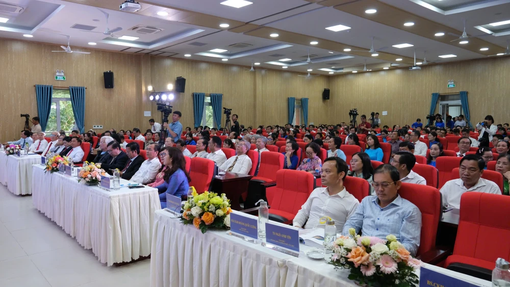 Các đại biểu tham dự buổi lễ 006-9204-8479.jpg