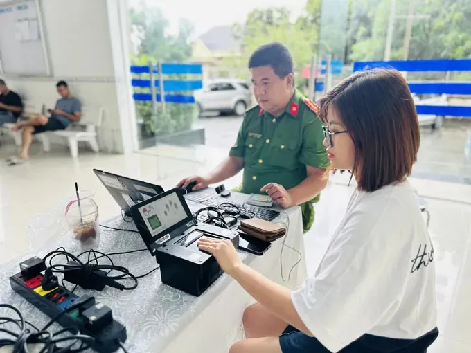 Công an TP Thủ Đức cấp tài khoản định danh điện tử mức 2 cho người dân 1.jpg