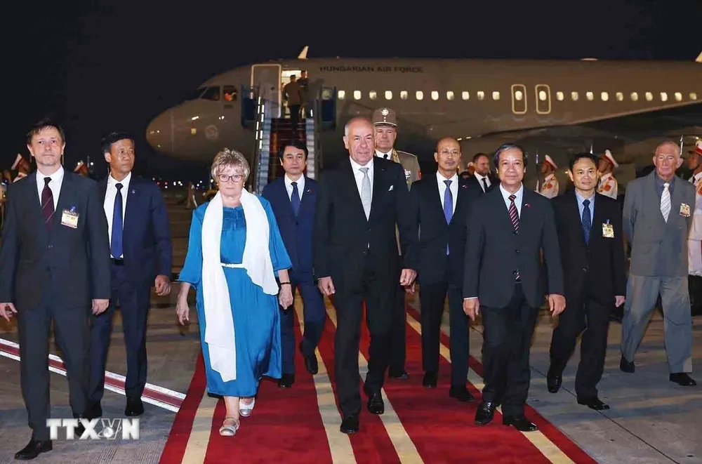 Tổng thống Hungary Sulyok Tamás và Phu nhân đến Hà Nội, bắt đầu thăm chính thức Việt Nam. Ảnh: TTXVN tong-thong-hungary-bat-dau-tham-chinh-thuc-viet-nam-2705-2.jpg