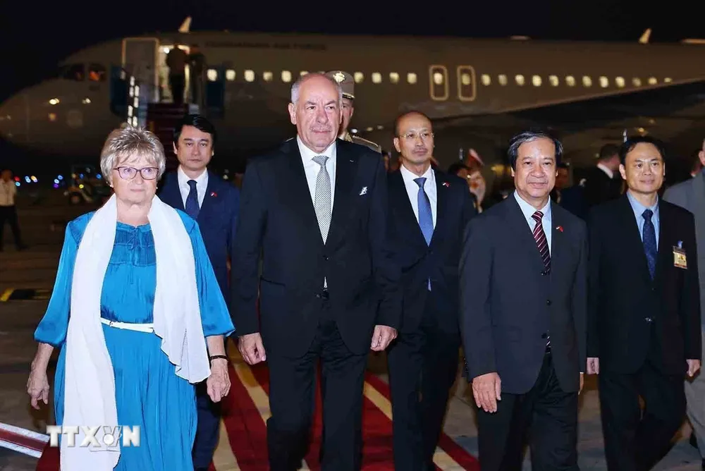 Bộ trưởng Bộ GD-ĐT Nguyễn Kim Sơn đón Tổng thống Hungary và Phu nhân tại sân bay quốc tế Nội Bài. Ảnh: TTXVN tong-thong-hungary-bat-dau-tham-chinh-thuc-viet-nam-2705-3.jpg