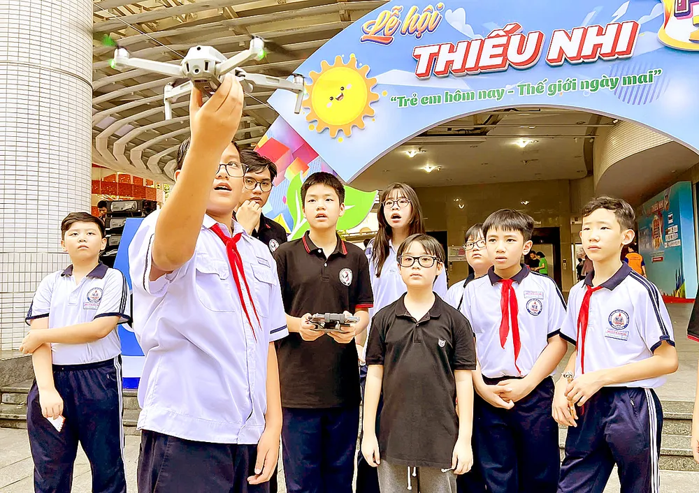Les étudiants apprennent à assembler et à contrôler des drones au club de drones de la Maison des enfants d'Ho Chi Minh-Ville. Photo : DUNG PHUONG CN1c.jpg