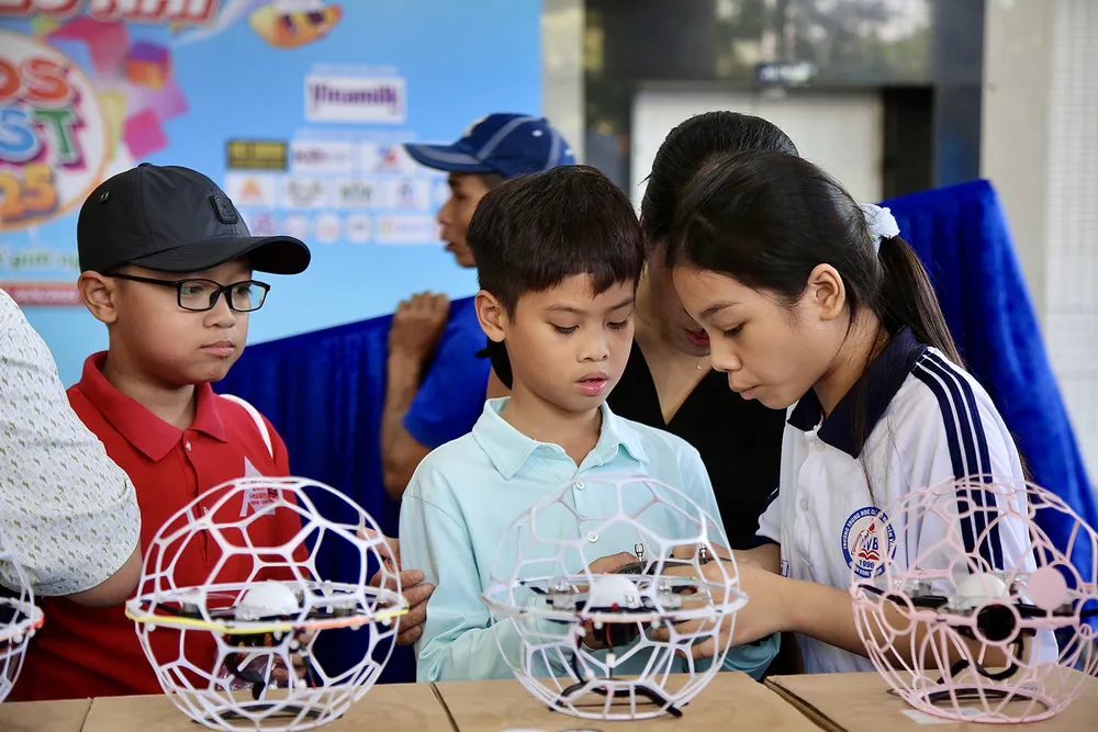 Les étudiants apprennent à assembler et à contrôler des drones au club de drones de la Maison des enfants de Ho Chi Minh-Ville. PSA Anh3- drone.jpg
