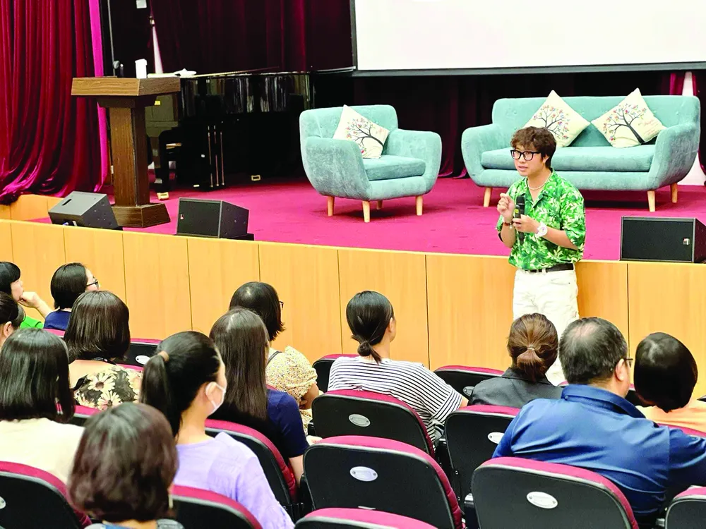 Chuyên gia tâm lý Nguyễn Minh Thành trong một hội thảo. Ảnh: NVCC CN8b.jpg