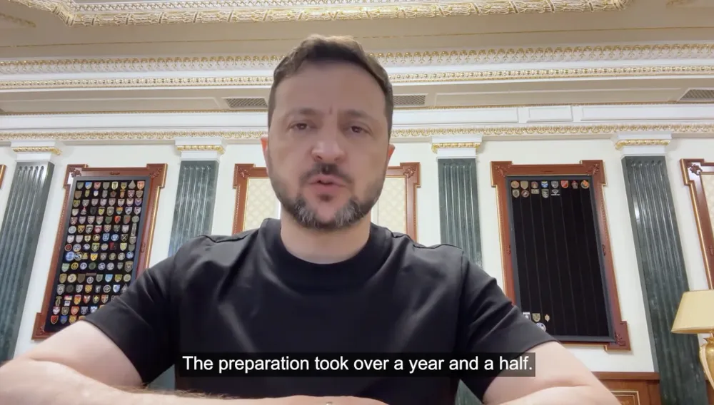 Tổng thống Ukraine Volodymyr Zelensky thông tin về vụ UAV tấn công hàng loạt sân bay quân sự Liên bang Nga ngày 1-6-2025. Ảnh chụp màn hình clip Tổng thống Ukraine Volodymyr Zelensky công bố trên tài khoản Facebook Tổng thống Ukraine Volodymyr Zelensky thông tin về vụ UAV tấn công hàng loạt sân bay quân sự Liên bang Nga ngày 1-6-2025. Ảnh chụp màn hình clip Tổng thống Ukraine Volodymyr Zelensky công bố trên tài khoản Facebook