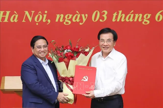 Bí thư Đảng ủy Chính phủ, Thủ tướng Phạm Minh Chính trao quyết định Phó Bí thư Đảng ủy Chính phủ (nhiệm kỳ 2020-2025) cho đồng chí Trần Văn Sơn, Bộ trưởng, Chủ nhiệm Văn phòng Chính phủ. Ảnh: TTXVN dang-bo-cp1-030625.jpg