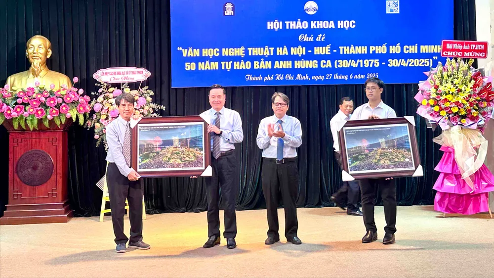 Đại diện Hội VHNT của 3 địa phương cùng trao và nhận quà lưu niệm img-1474-6131-6552.jpg
