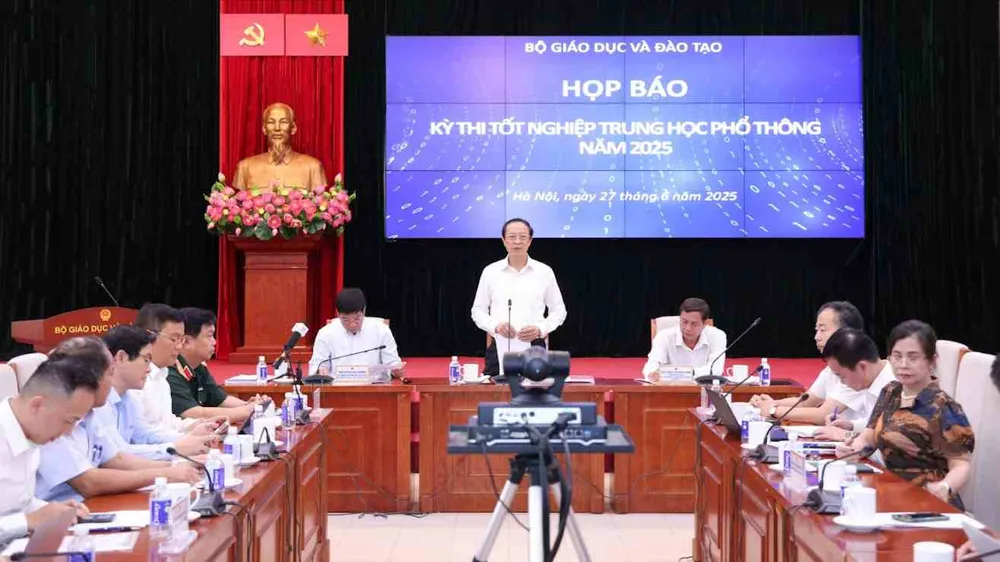 Thứ trưởng Thường trực Bộ GD-ĐT Phạm Ngọc Thưởng phát biểu tại họp báo