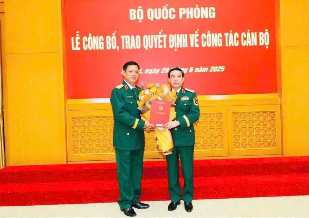 Đại tướng Phan Văn Giang, Bộ trưởng Bộ Quốc phòng, trao quyết định đến Trung tướng Nguyễn Trường Thắng z6753503551357_b62bf2020f7b643d070a9f3c7fe35758.jpg