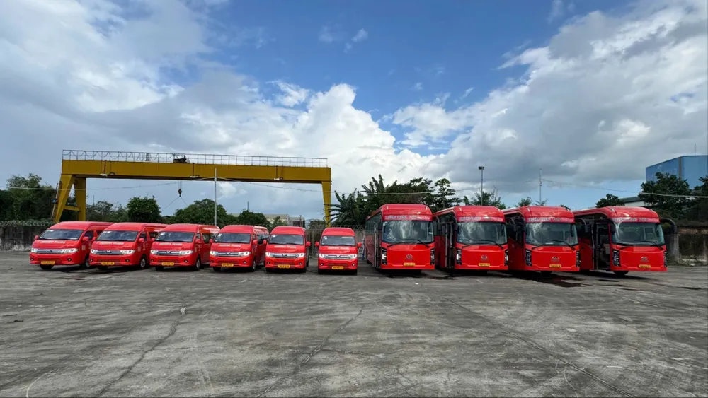 Các phương tiện đã đậu sẵn tại 2 địa phương trên chờ sáng mai di chuyển. Ảnh: QUỐC HÙNG