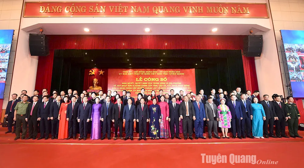 Ban Chấp hành Đảng bộ tỉnh Tuyên Quang cùng các đại biểu Trung ương. Ảnh: THANH PHÚC img_20250630114538.jpg