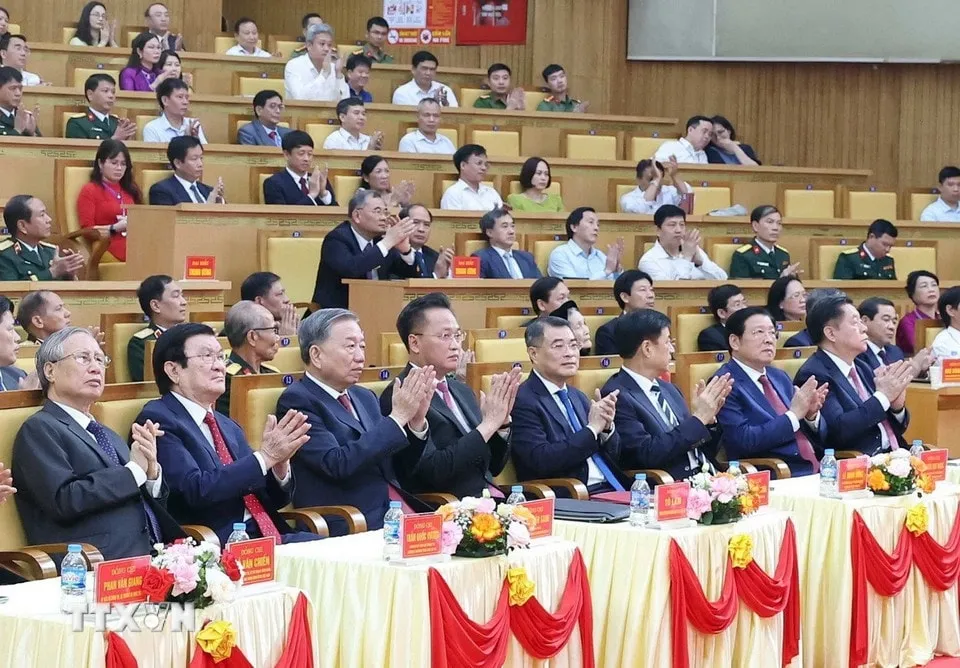 Tổng Bí thư Tô Lâm cùng các lãnh đạo, nguyên lãnh đạo Đảng, Nhà nước dự lễ kỷ niệm. Ảnh: TTXVN anh2-17513637726401454223213.jpg