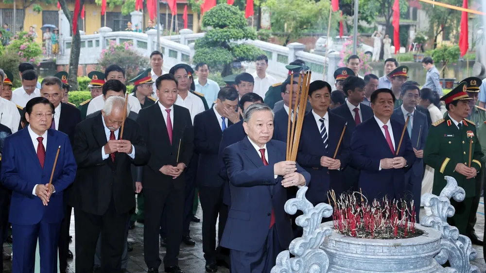 Tổng Bí thư Tô Lâm và các lãnh đạo, nguyên lãnh đạo Đảng, Nhà nước dâng hương tại Nhà tưởng niệm Tổng Bí thư Nguyễn Văn Linh ở tỉnh Hưng Yên. Ảnh: TTXVN thap nhang.jpg