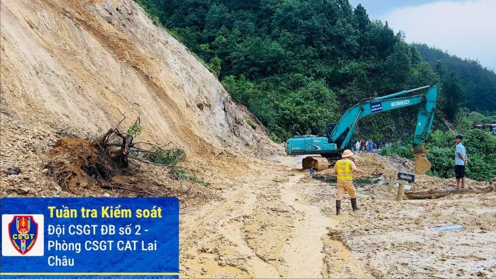 Quốc lộ 4D tê liệt tại Km76+650. Ảnh: Phòng CSGT Công an tỉnh Lai Châu IMG_0148.jpeg