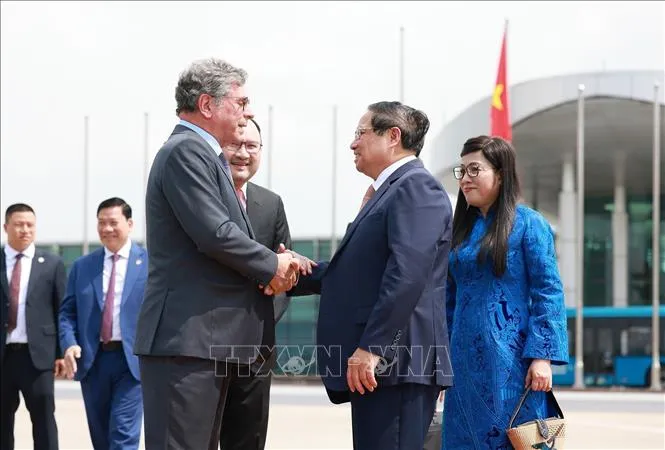 Thủ tướng Phạm Minh Chính và Phu nhân Lê Thị Bích Trân rời Thủ đô Hà Nội, lên đường tham dự Hội nghị Thượng đỉnh BRICS mở rộng năm 2025 tại Brazil. Ảnh: TTXVN vna_potal_thu_tuong_len_duong_tham_du_hoi_nghi_thuong_dinh_brics_mo_rong_nam_2025_tai_brazil_stand.jpg