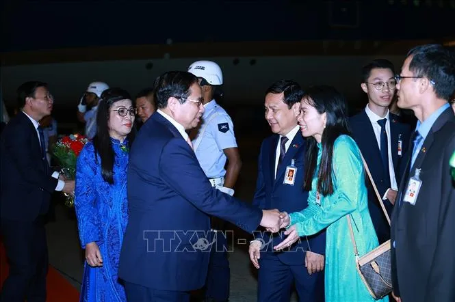 Cán bộ, nhân viên Đại sứ quán đón Thủ tướng Phạm Minh Chính và Phu nhân Lê Thị Bích Trân tại sân bay quân sự Galeao, Rio de Janeiro (Brazil). Ảnh: TTXVN Cán bộ, nhân viên Đại sứ quán đón Thủ tướng Phạm Minh Chính và Phu nhân Lê Thị Bích Trân tại sân bay quân sự Galeao, Rio de Janeiro (Brazil). Ảnh: TTXVN