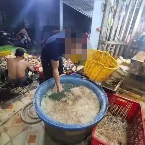Nhân viên cơ sở sơ chế hoa chuối thực hành lại quá trình pha hóa chất vào nước ngâm hoa chuối. Ảnh: CA MO MAT.jpg