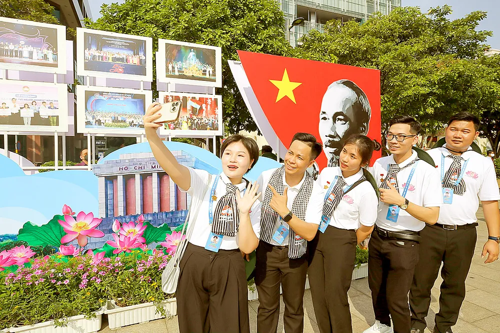 Đường đi bộ Nguyễn Huệ ở khu vực trung tâm TPHCM, nơi tổ chức các hoạt động, chương trình nghệ thuật ngoài trời thu hút sự quan tâm của công chúng và du khách. Ảnh: DŨNG PHƯƠNG CN3 tieu diem1.jpg