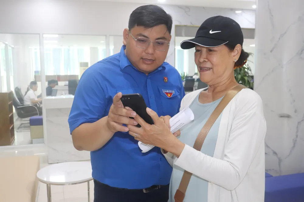 Người dân được cán bộ Trung tâm Phục vụ hành chính công phường Xuân Hòa (TPHCM) hướng dẫn thực hiện thủ tục trên môi trường số CN1f.jpg