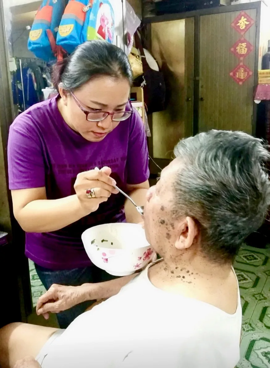 Thương cha tuổi già, sức yếu. Ảnh: LÊ AN CN4 mai am.jpg