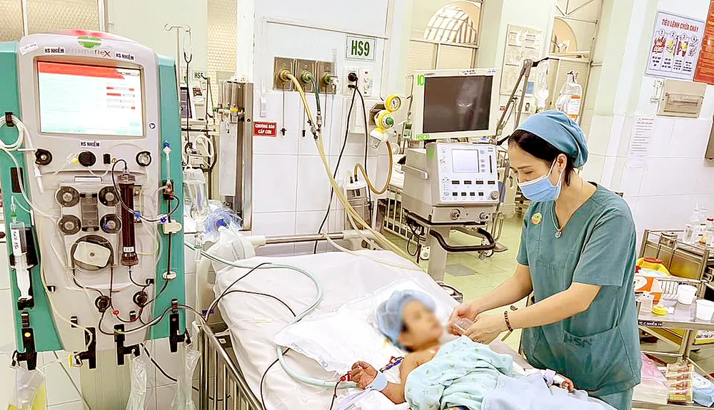 Một bệnh nhi bị sốc sốt xuất huyết được Bệnh viện Nhi đồng 2 cứu sống. Ảnh: MINH KHUÊ