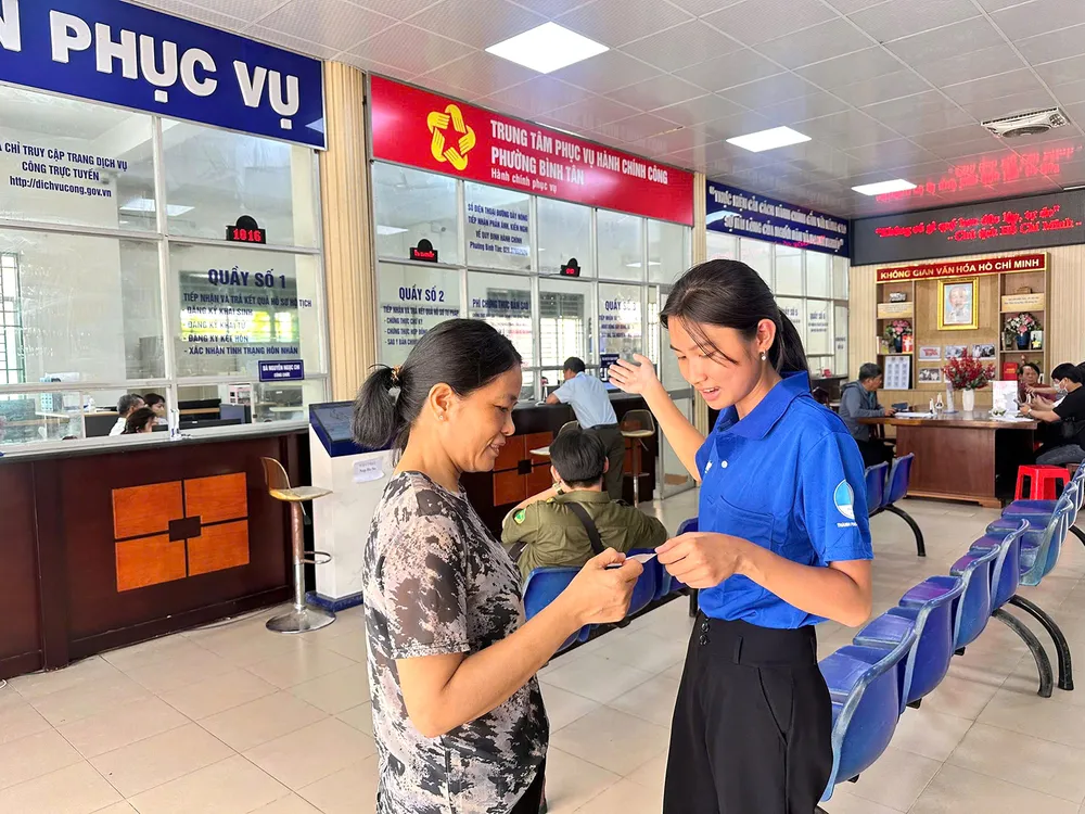 Tuổi trẻ phường Bình Tân hỗ trợ người dân làm hồ sơ tại Trung tâm Phục vụ hành chính công PSA Anh1-phường Bình Tân.jpg