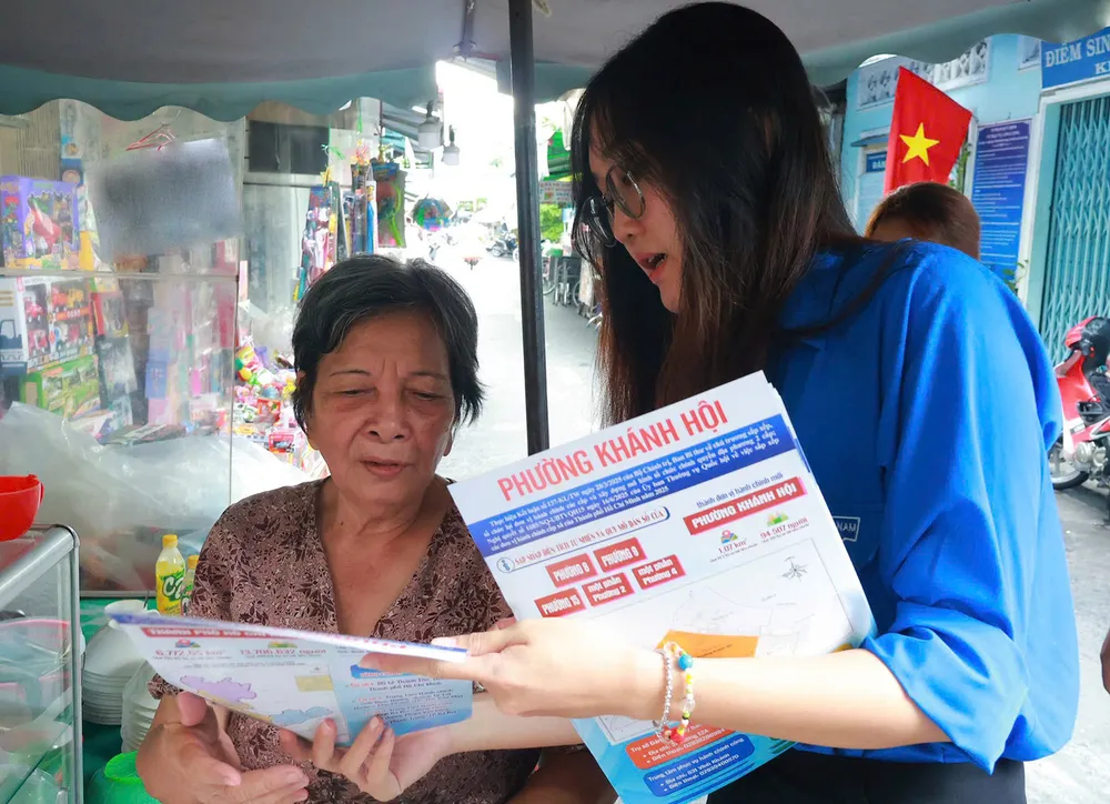 Đoàn viên thanh niên phường Khánh Hội đến nhà dân tuyên truyền về phường mới và các thủ tục hành chính công trực tuyến PSA Anh11-phường Khánh Hội.jpg
