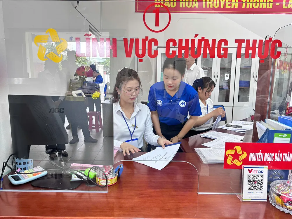 Ngoài hỗ trợ người dân, sinh viên tình nguyện tại phường Đức Nhuận cũng học hỏi quy trình làm việc tại địa phương PSA Anh12- phường Đức Nhuận.jpg