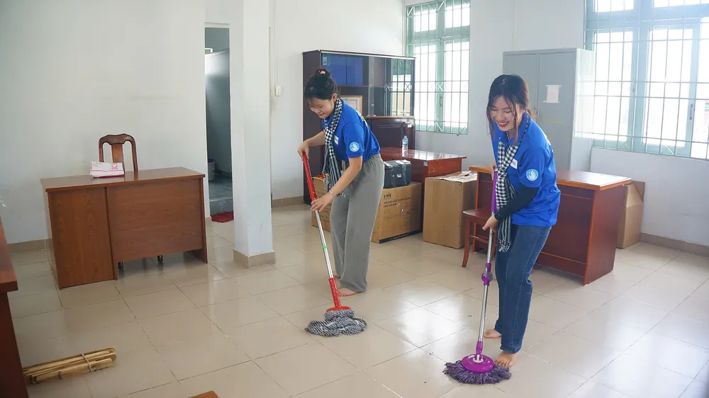 Sinh viên Phân hiệu Học viện Hành chính và Quản trị công TPHCM hỗ trợ dọn vệ sinh trụ sở làm việc tại phường An Nhơn PSA Anh14- phường An Nhơn.jpg
